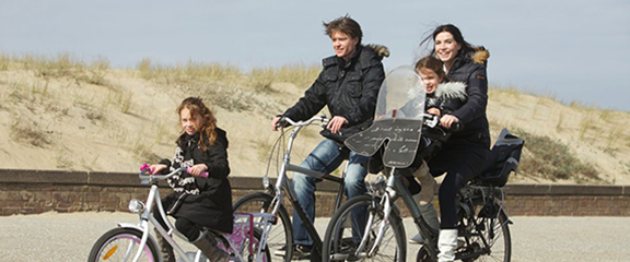 jong gezin op de fiets